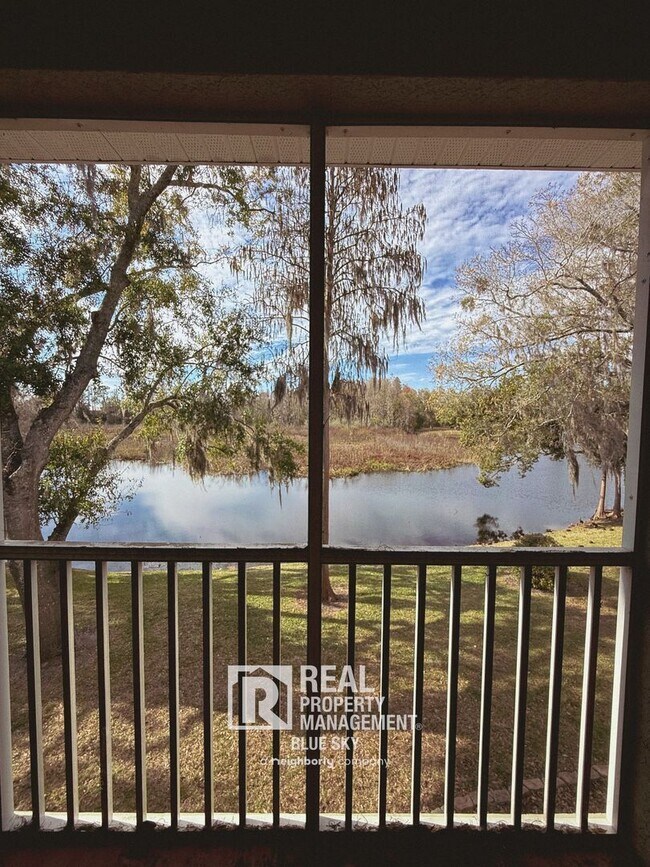 Building Photo - 2047 Park Crescent Dr