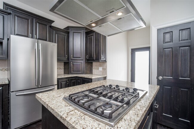 Building Photo - 312 W 20th St