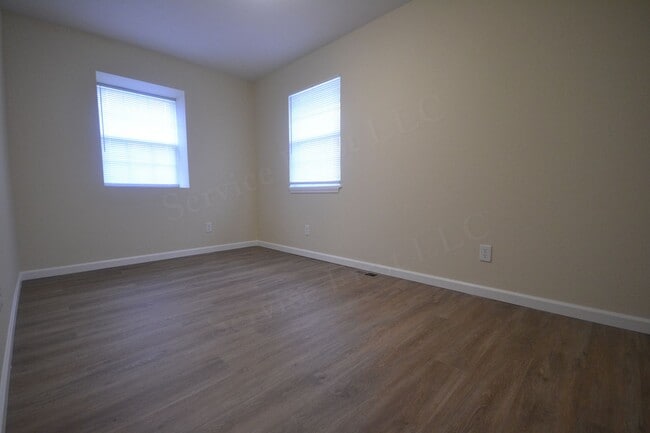 Building Photo - 3 Bed 1.5 Bath Duplex