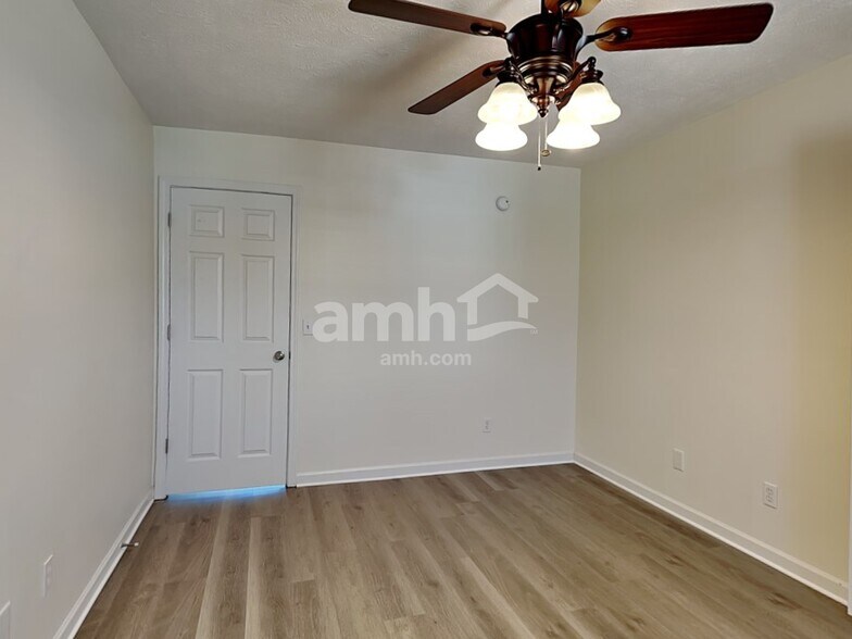 Building Photo - 2840 Meadow Gln