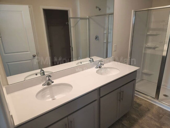 Building Photo - 92 Queen Vly Wy