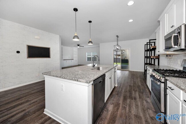 Building Photo - 171 Kingswood Dr