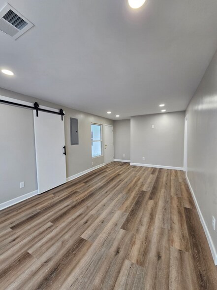 Building Photo - 4904 Sherman Oaks Dr