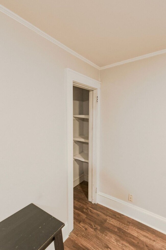 Building Photo - Three Bedroom One Bath