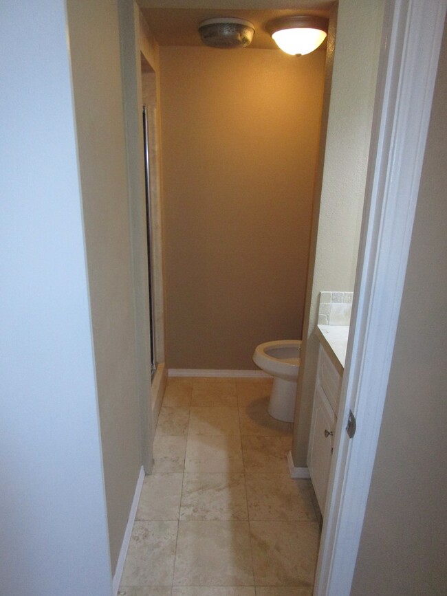 Building Photo - (2) Bed/(2.5) Bath Townhome Avail Now! Poo...