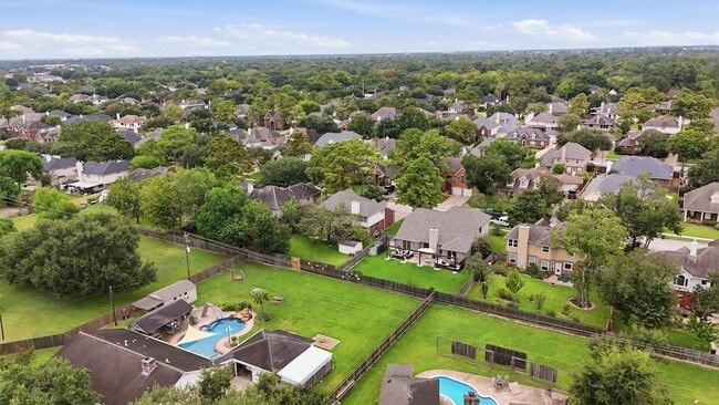 Building Photo - 2413 Piney Woods Dr