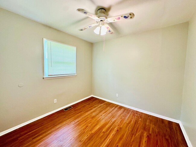 Building Photo - 3 bedroom home near Cane Run Rd now availa...