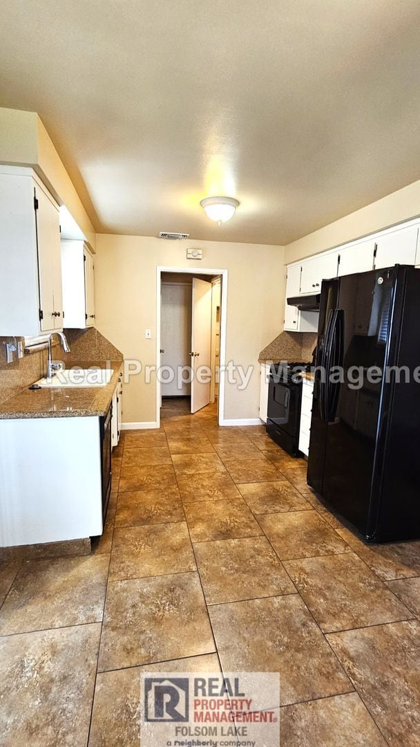 Building Photo - 3BR / 1.5BA Duplex – Water, Sewer, Trash & Gardener Included – Pet Friendly