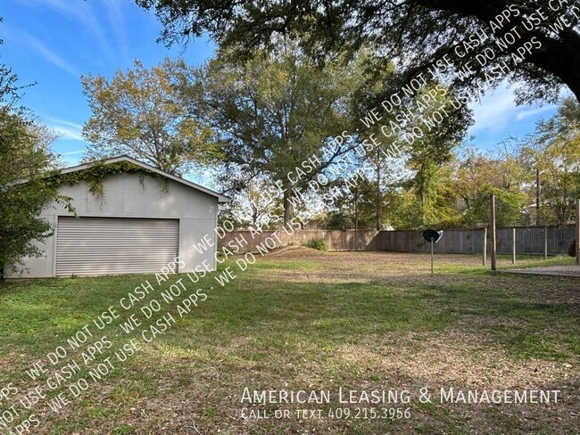 Building Photo - Updated 3 bed/1 bath Charmer located close...