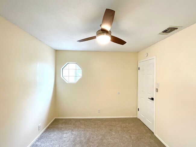 Building Photo - *MOVE IN SPECIAL* 2-Story 3 Bedroom / 2.5 Bath Home Near Lackland AFB!