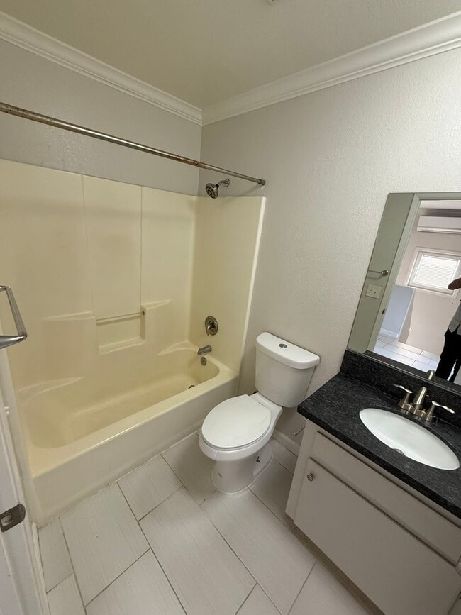 Building Photo - Modern 3 Bedroom, 2.5 Bath Two-Story Townh...