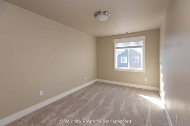 Building Photo - Beautiful New SW Redmond Townhome! Move in...