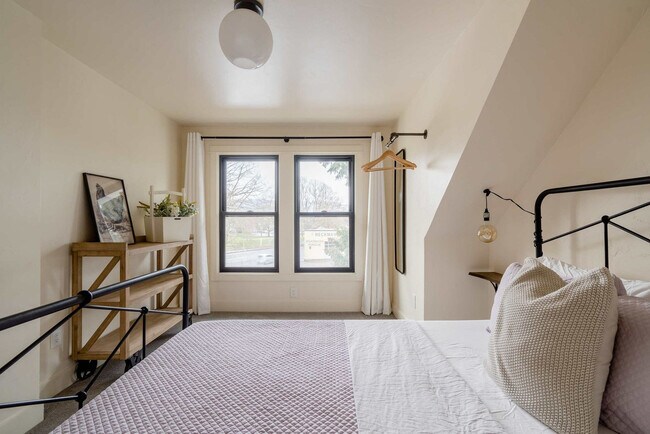 Building Photo - 3324 SE 24th Ave