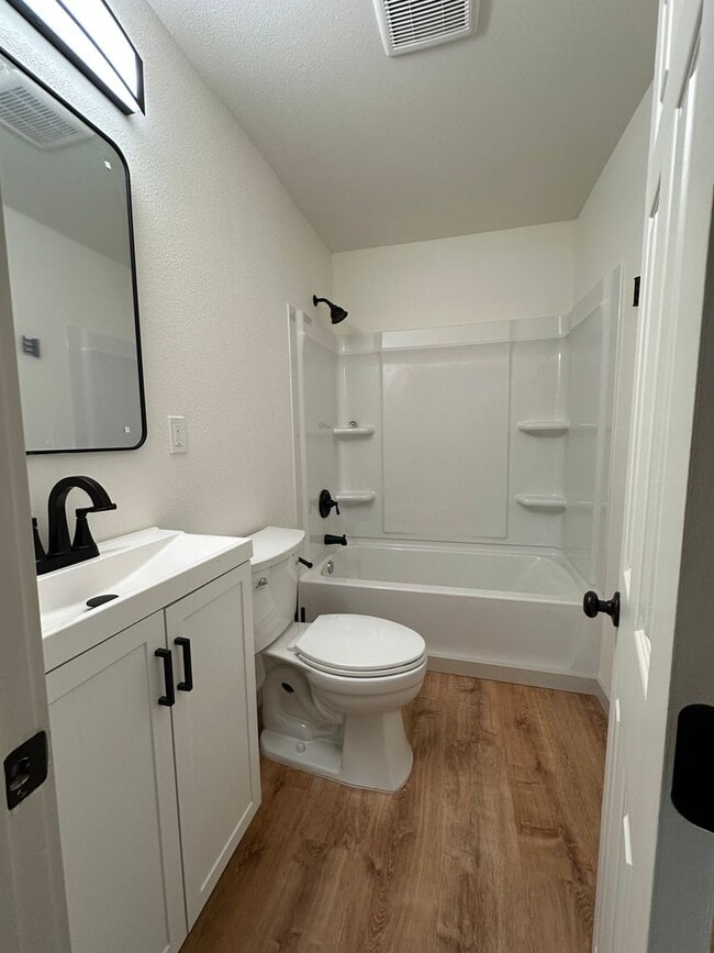 Building Photo - Newly Remodeled 3 bedroom house in Roseburg