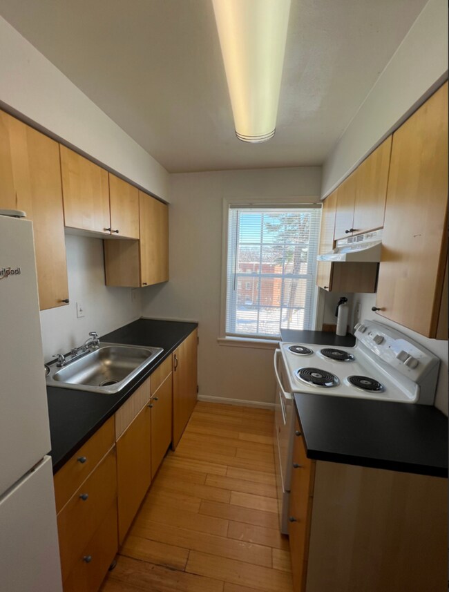 Building Photo - 2008 Fort Davis St SE