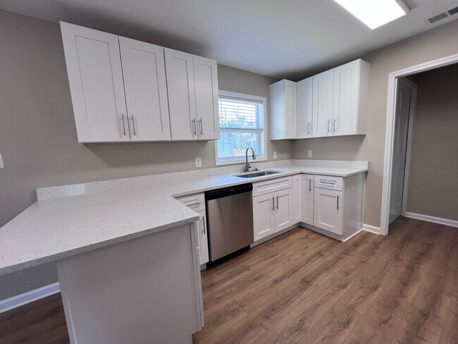 Building Photo - 3 Bedroom 2 bath home in downtown Port Wentworth