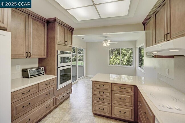 Building Photo - 3377 Rossmoor Pkwy