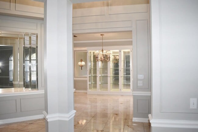 Building Photo - AVAILABLE NOW! Prestigious 5-3.5-3 w POOL ...