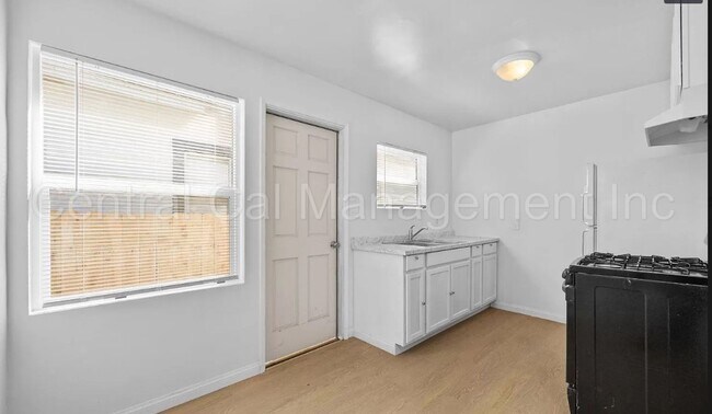 Building Photo - 2 Bedroom/1 Bath Home - $1395 Per Month!