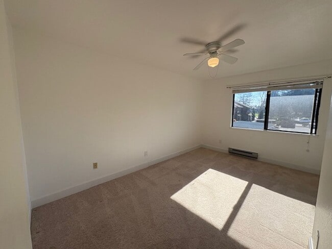 Building Photo - Beautiful 2-bedroom, 1.5-bath Townhome in the heart of Rohnert Park