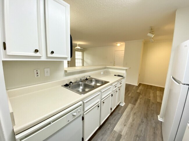Building Photo - First Floor Living! One Bedroom Apartment in The Reserve at Woodbridge
