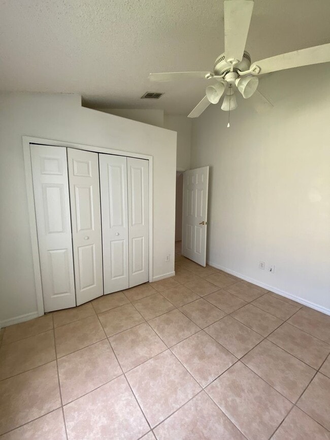 Building Photo - Great 4 Bedroom 3 Bathroom Pool Home in Indian Creek