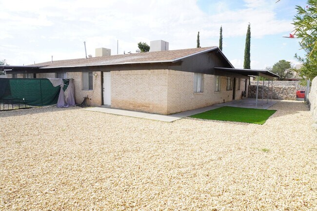 Building Photo - Beautiful Remodeled Duplex with 3 bed-1.5 bath in 79912