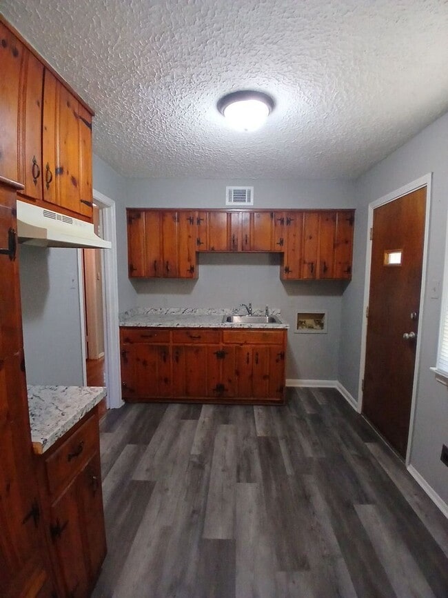 Building Photo - Charming 3 bedroom home - Open To Section 8