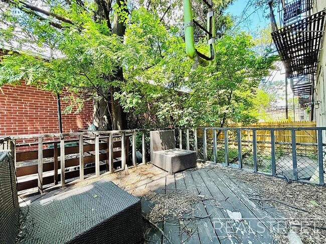 Building Photo - Stylish 3 Bed / 2 Bath in Prime Ridgewood ...