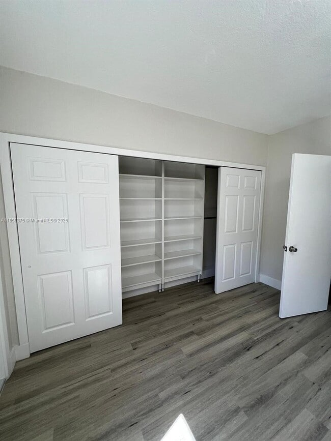 Building Photo - 2665 Middle River Dr