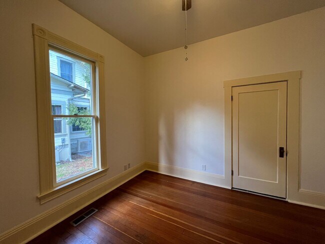 Building Photo - 3 Bedroom Craftsman style home in prime As...