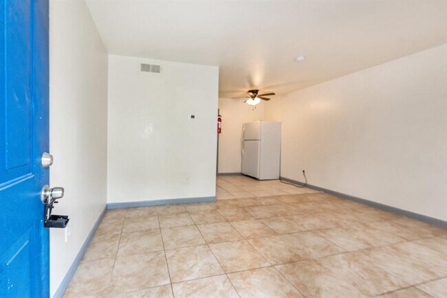 Building Photo - 1802 N Wayside Dr