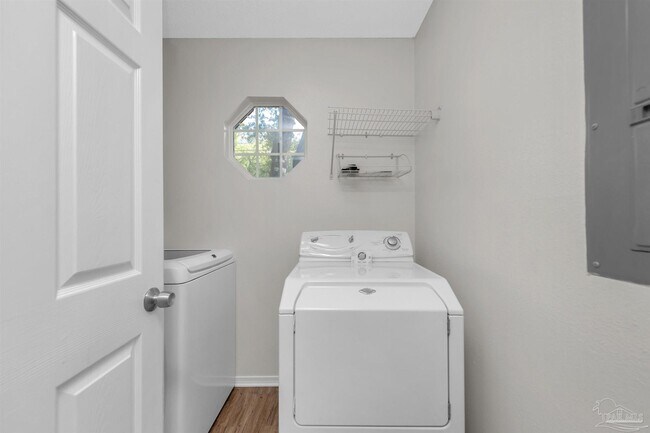 Building Photo - 5499 Chantilly Cir