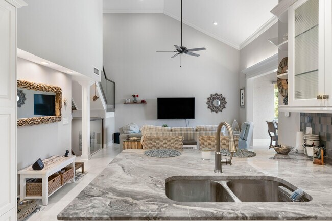 Building Photo - 2706 Fairway Dr N