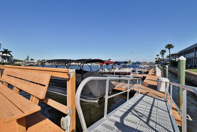 Building Photo - Intracoastal 2 bed/ 2 ba condo with lots of ammenities