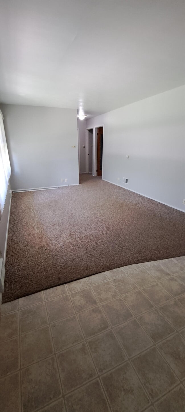 Building Photo - 1214 S Saxby Ave