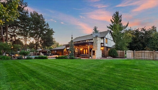 Building Photo - Luxury 5-Bedroom Home with Pool, Hot Tub &...