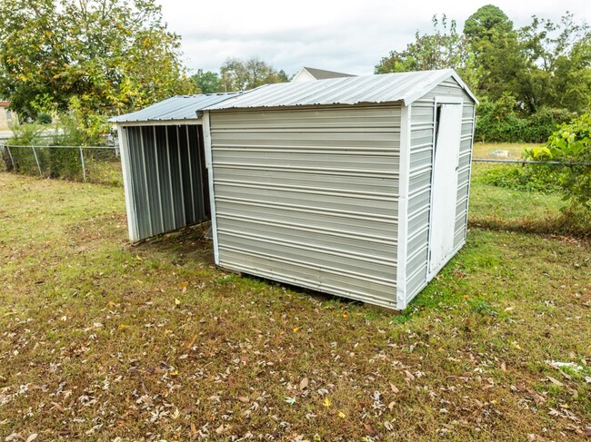 Building Photo - Freshly Updated 3 Bedroom House