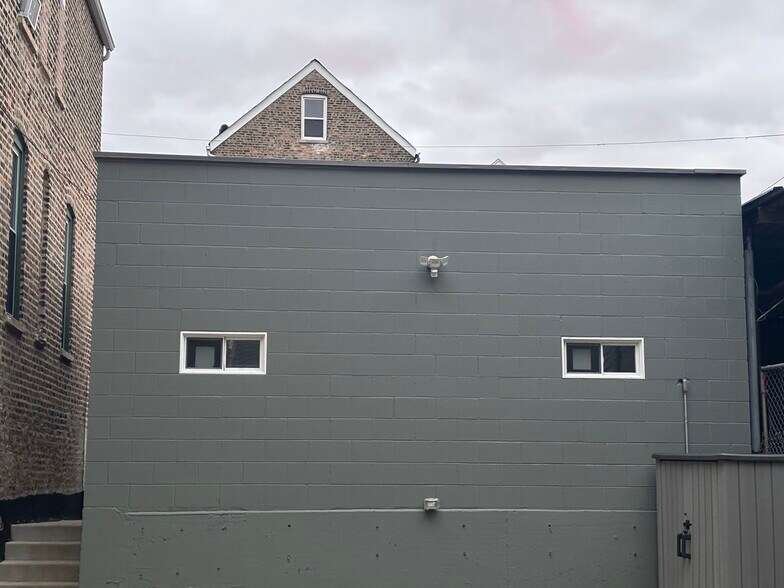 Building Photo - 1741 W 18th Pl