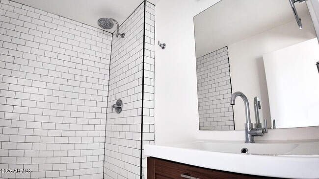 Building Photo - 4233 N Longview Ave