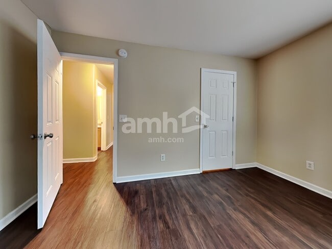 Building Photo - 137 Lake House Rd