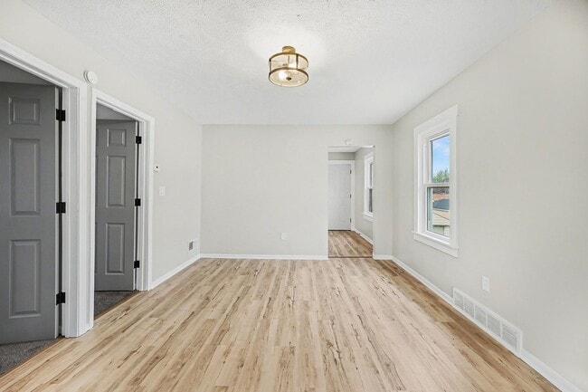 Building Photo - Updated 3BR Upper Unit with Garage Parking and Porch