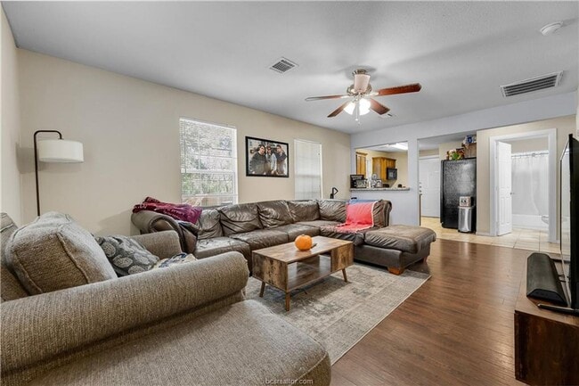 Building Photo - LOCATION!! LOCATION!! Walking Distance to ...