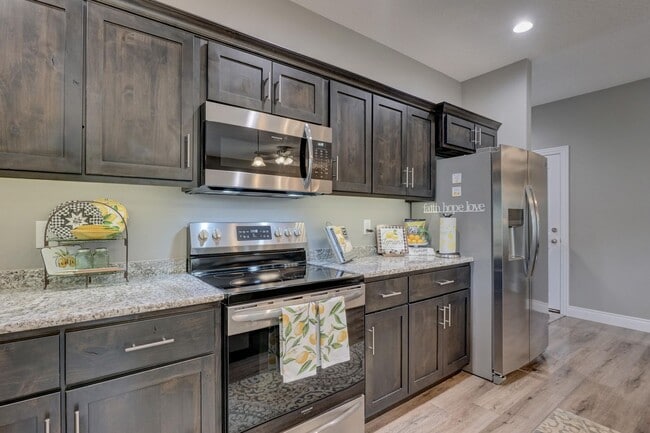 Building Photo - New Unit now available for lease! Modern 2...