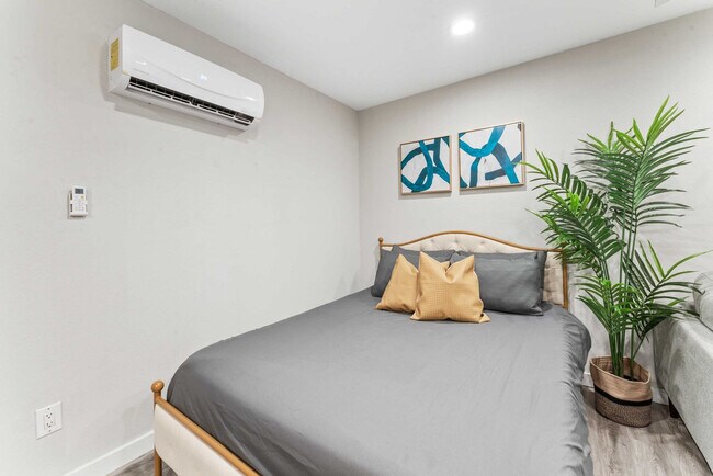 Building Photo - 1211 W 8th St