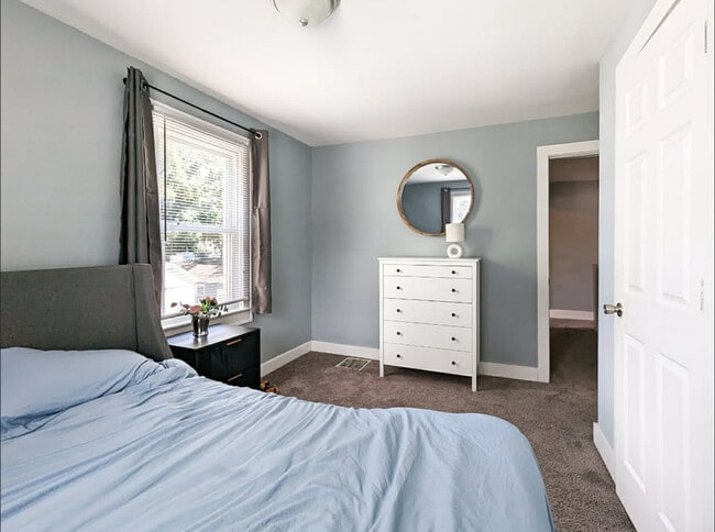 Building Photo - 911 E 49th St