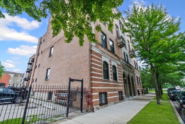 Building Photo - 5001 S King Dr