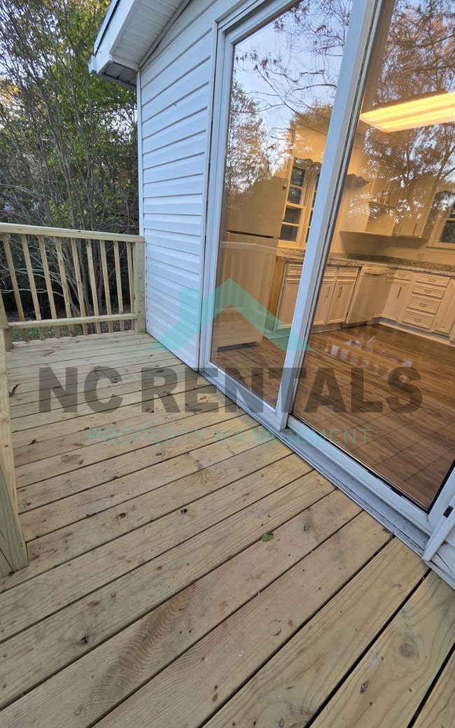 Building Photo - 721 Davis St