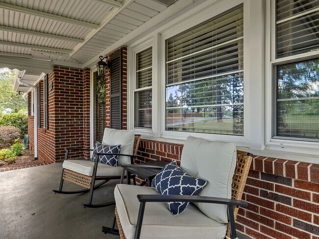 Building Photo - Immaculately Maintained 2 BR, 1 BA Short-T...