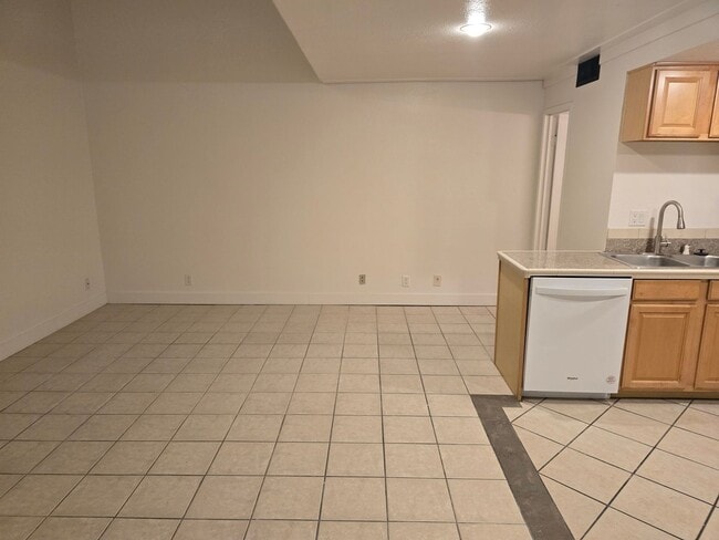 Building Photo - LOFT BEDROOM, 1.5 BATHS WITH ATTACHED 1 CA...
